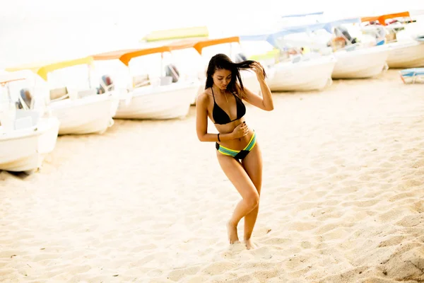 夏のビーチでリラックスした水着のフィット感とスポーティな女性 — ストック写真