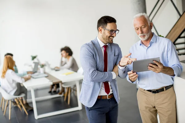 Office dijital tablet ile işadamları portresi