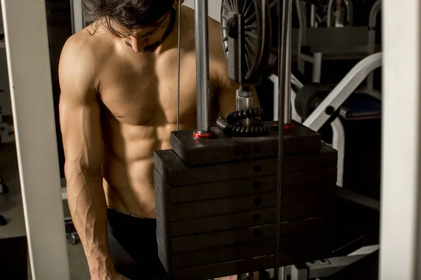 Svalnatý Muž Nahý Trup Cvičit Tělocvičně Cvíčení Triceps — Stock fotografie