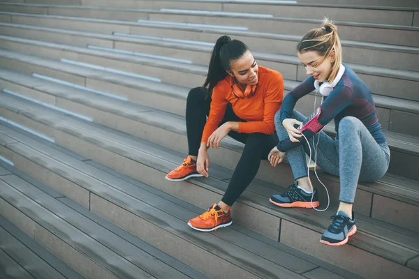 Dos Mujeres Jóvenes Descansando Después Hacer Deportes Aire Libre Las — Foto de Stock