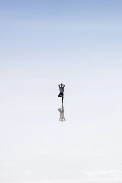 Young Man Salar Uyuni Salt Flat Bolivia — Stock Photo, Image