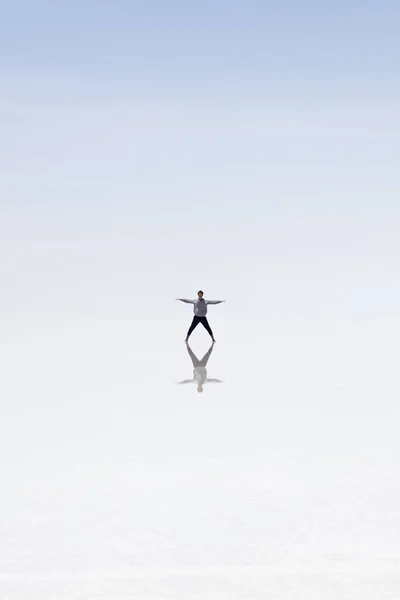 Young Man Salar Uyuni Salt Flat Bolivia — Stock Photo, Image