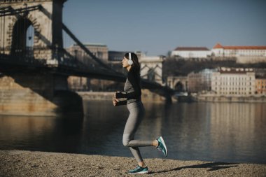 Kadında Danube Nehri mesire Budapeşte, Macaristan için çalışan spor giyim