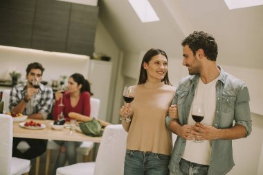 Genç çift bardak kırmızı şarap ile kızartma