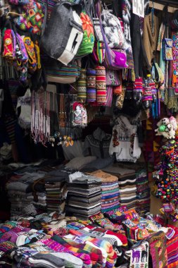 Cusco, Peru için piyasada renkli geleneksel Perulu kumaşlar