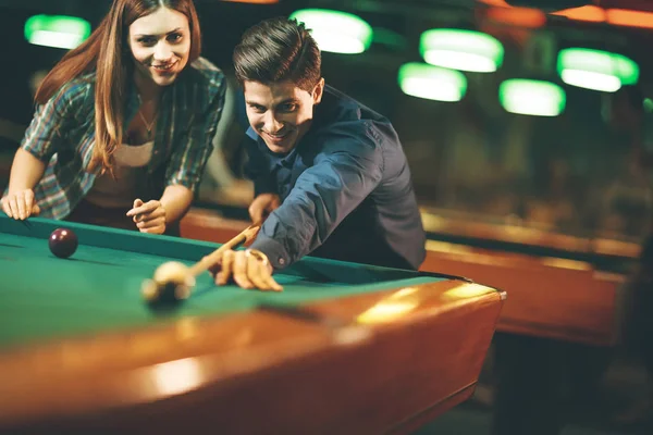 Jeune Couple Jouant Billard Dans Bar — Photo