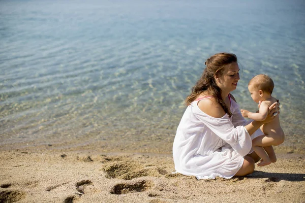 Mor Och Baby Flicka Sitter Stranden Sommar — Stockfoto