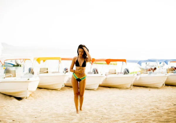 Підійде Спортивна Жінка Купальнику Відпочиває Пляжі Влітку — стокове фото