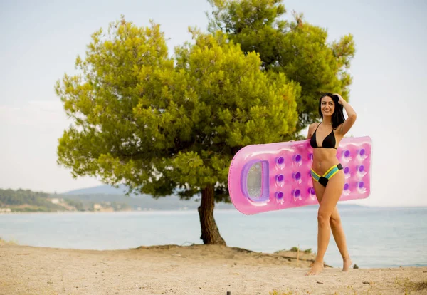 Mooie Jonge Vrouw Met Een Matras Het Strand — Stockfoto