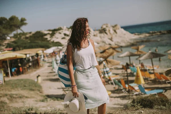 Mulher Bonita Com Saco Praia Dia Ensolarado Verão — Fotografia de Stock