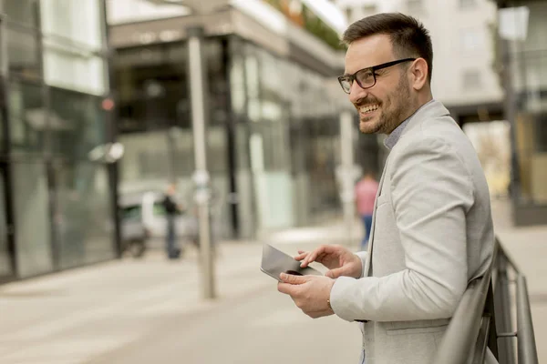 Porträtt Ung Affärsman Som Håller Digital Tablett Utomhus Urban Miljö — Stockfoto