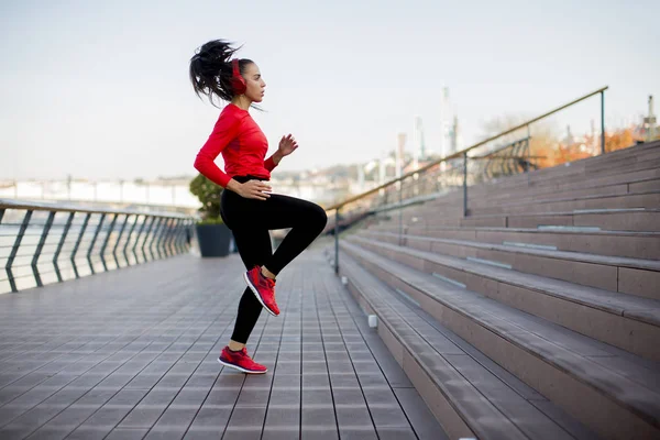 Mujer Fitness Saltando Aire Libre Entorno Urbano — Foto de Stock