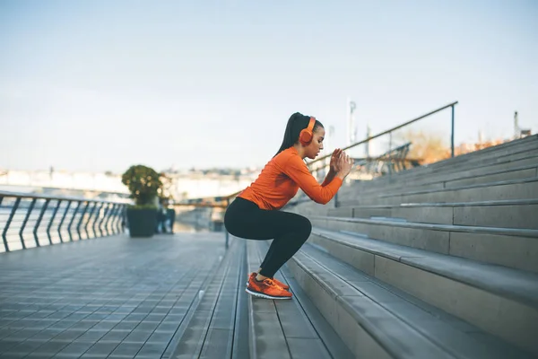 Mulher Fitness Pulando Livre Ambiente Urbano — Fotografia de Stock