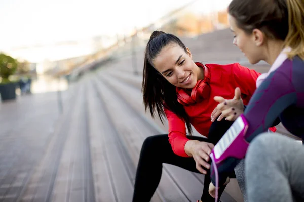 Två Unga Attraktiva Kvinnliga Löpare Tar Paus Efter Jogging Utomhus — Stockfoto