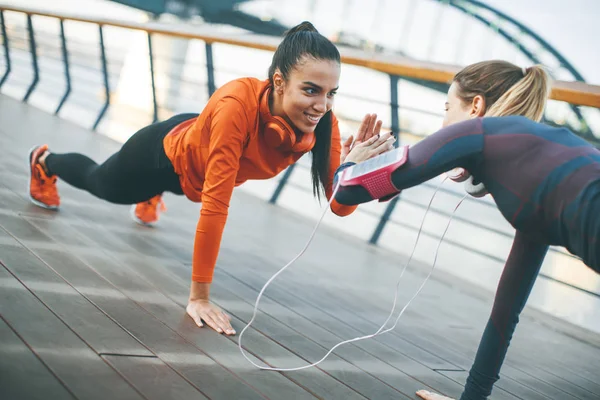 Kvinnor Gör Plankan Riverside Efter Löpning — Stockfoto