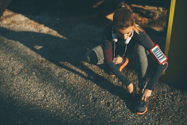 Attrayant Coureuse Prenant Une Pause Après Jogging Plein Air — Photo