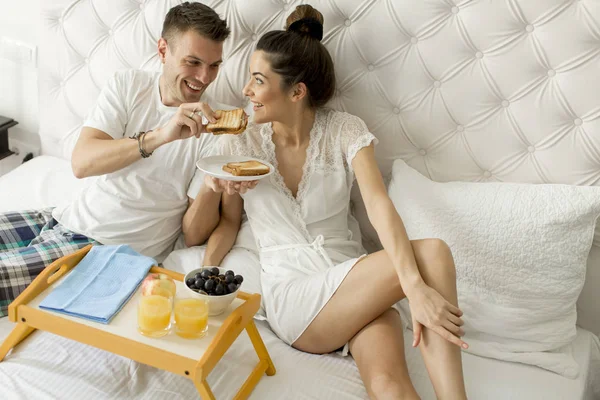 Jovem Casal Amoroso Tomando Café Manhã Cama — Fotografia de Stock