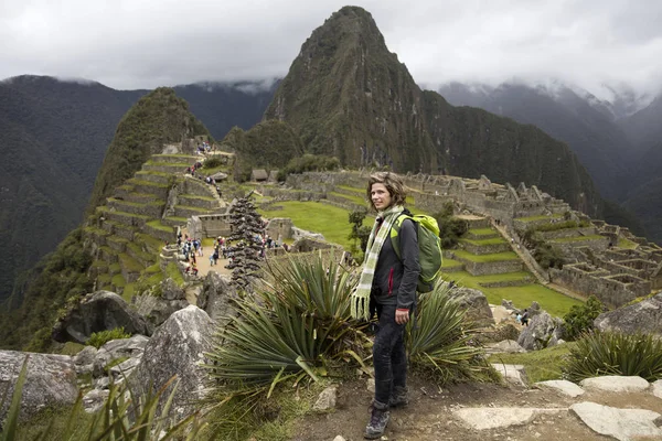 Giovane Donna Piedi Sopra Machu Picchu Inca Cittadella Perù — Foto Stock