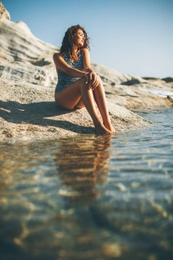 Sahilde güzel genç kadın, yaz aylarında görüntülemek