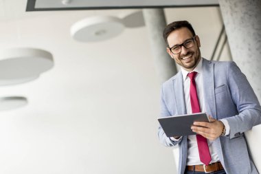 Office dijital tablet ile genç işadamı portresi