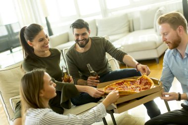 Gençlerin Tarih pizza partisi odasında grup