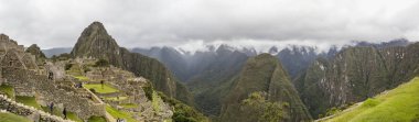 Machu Picchu, Peru, 3 Ocak 2018: Kimliği belirsiz kişi Machu Picchu, Peru eski Inca kalesi kalıntıları. Neredeyse 2500 turist Machu Picchu her gün ziyaret.