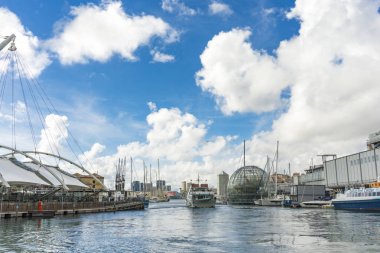 Cenova, İtalya - 9 Mart 2018: Port Cenova, İtalya'nın gemi. Büyük İtalyan liman Port Cenova olduğunu.