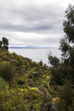Isla del Sol Bolivya'daki Titikaka Gölü üzerinde göster