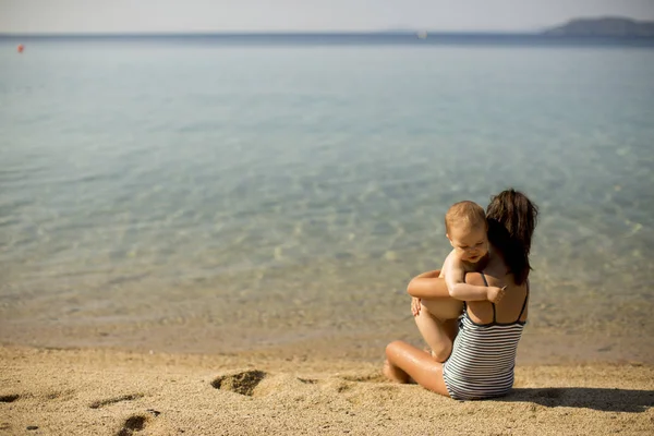 Mignonnes Petites Sœurs Assises Sur Une Plage Été — Photo