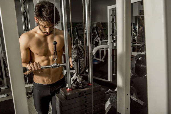 Çıplak Gövde Kaslı Adam Dayanıklılık Egzersizleri Yapıyor Spor Salonunda Egzersiz — Stok fotoğraf