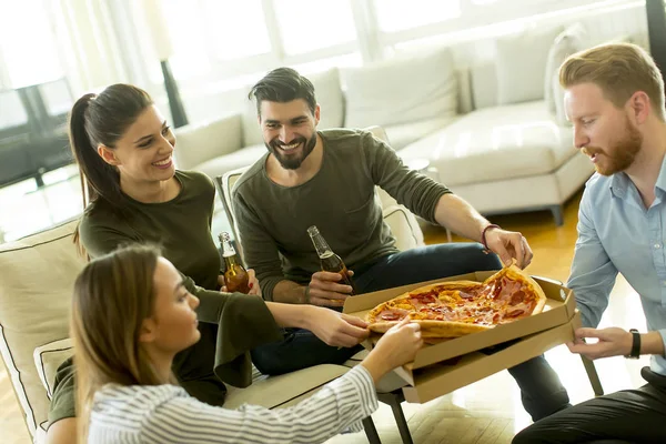 Grupp Unga Människor Pizza Party Rummet — Stockfoto
