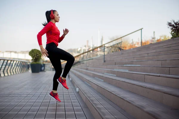 Fitness Donna Che Salta All Aperto Ambiente Urbano — Foto Stock