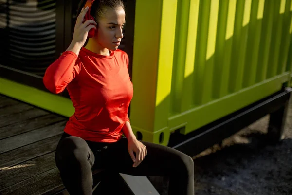 Attraktiva Kvinnliga Löpare Tar Paus Efter Jogging Utomhus — Stockfoto