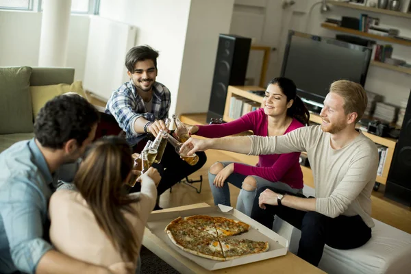 Grupa Młodych Ludzi Pizza Party Pokoju — Zdjęcie stockowe