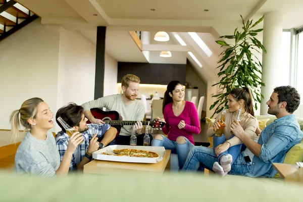 Grupo Jóvenes Celebrando Una Fiesta Pizza Habitación —  Fotos de Stock