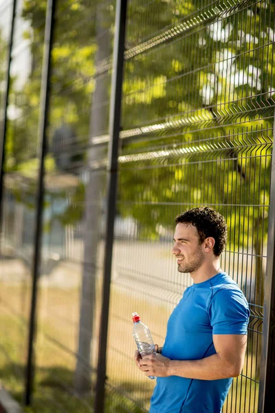 Guapo Yung Hombre Beber Agua Botella Aire Libre — Foto de Stock