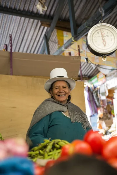 クスコ ペルー 2018 ペルーのクスコでサン ペドロ市場で正体不明の女性 市場は ペルーの今日の文化の非常に重要な部分を再生します — ストック写真