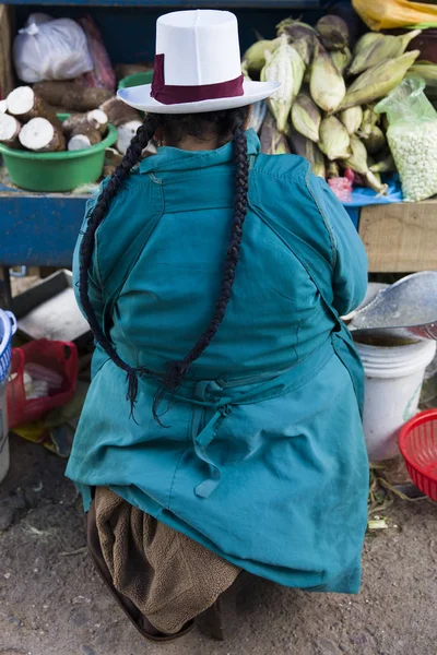 Cusco Peru Janeiro 2018 Mulher Não Identificada Mercado San Pedro — Fotografia de Stock