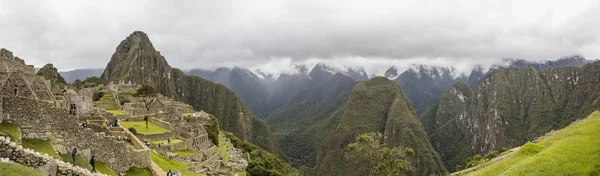 秘鲁马丘比丘 2018年1月3日 在秘鲁马丘比丘的古印加城堡遗址遗迹中 身份不明的人 每天有近2500游客访问马丘比丘 — 图库照片