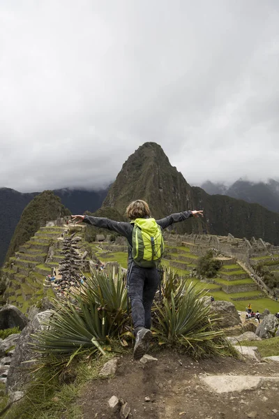 Mujer Joven Pie Sobre Ciudadela Inca Machu Picchu Perú — Foto de Stock