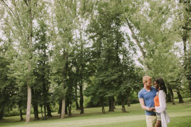 Bir yaz gününde parkta genç çok ırklı Çift