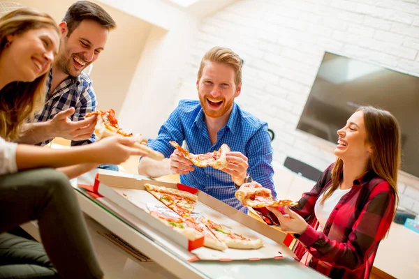 Ομάδα Νέων Φίλων Τρώγοντας Πίτσα Στο Σπίτι Και Διασκέδαση — Φωτογραφία Αρχείου