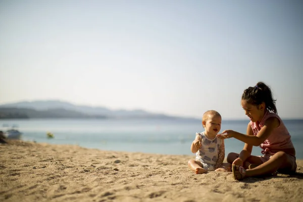 Cute Little Sisters Sitting Beach Summer — Stock Photo, Image