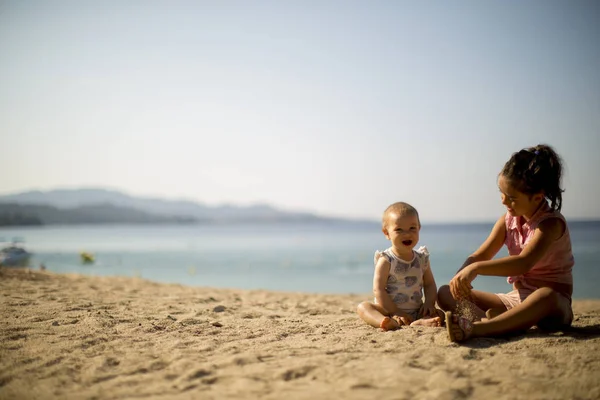 Χαριτωμένο Μικρό Αδελφές Κάθεται Μια Παραλία Καλοκαίρι — Φωτογραφία Αρχείου