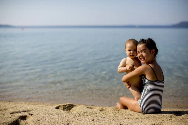 Nette Kleine Schwestern Sitzen Sommer Strand — Stockfoto