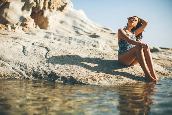 Mooie Jonge Vrouw Zittend Rotsen Bij Het Strand — Stockfoto