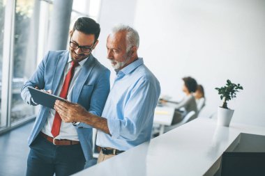 Office dijital tablet ile işadamları portresi