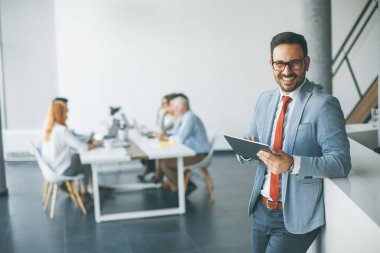 Office dijital tablet ile genç işadamı portresi