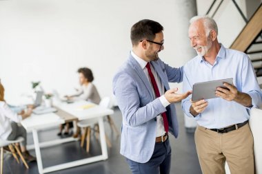 Office dijital tablet ile işadamları portresi