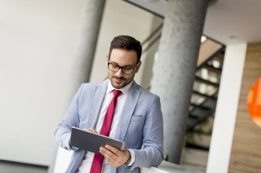 Office dijital tablet ile genç işadamı portresi